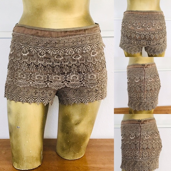 SAN SOUCI Champagne Golden Scalloped LACE SHORTS NWOT Small - Picture 2 of 8